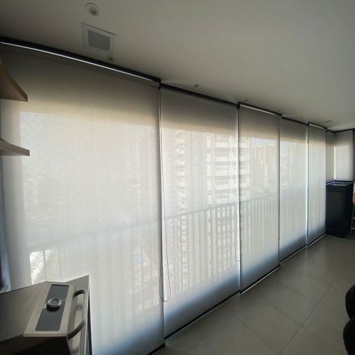 Persiana instalada em ambiente moderno